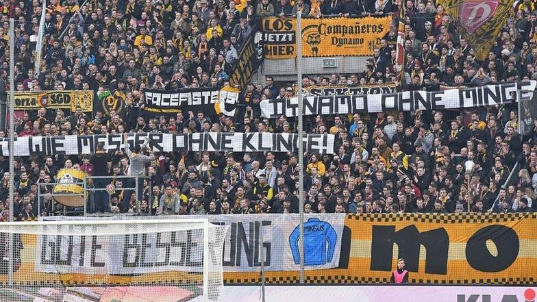 Die Botschaft im K-Block drückt die Hoffnung der Dynamo-Fans aus: Gute Besserung, Ralf Minge!