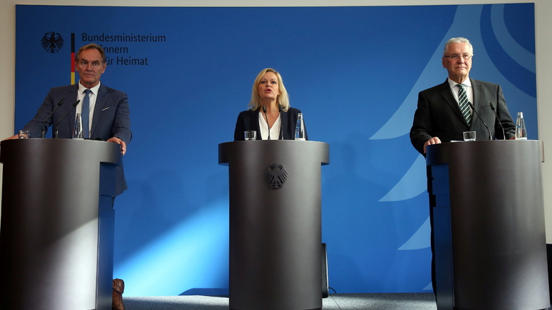 Städtetagpräsident Burkhard Jung (SPD, l.), Bundesinnenministerin Nancy Faeser (SPD) und Bayerns Innenminister Joachim Herrmann (CSU) erläutern die Ergebnisse des Flüchtlingsgipfels