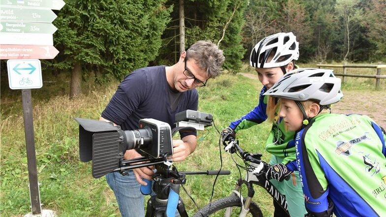 Filmemacher Stefan Asang weist die Mountainbiker Maggie Vatter und Jörn Wenzel ein.