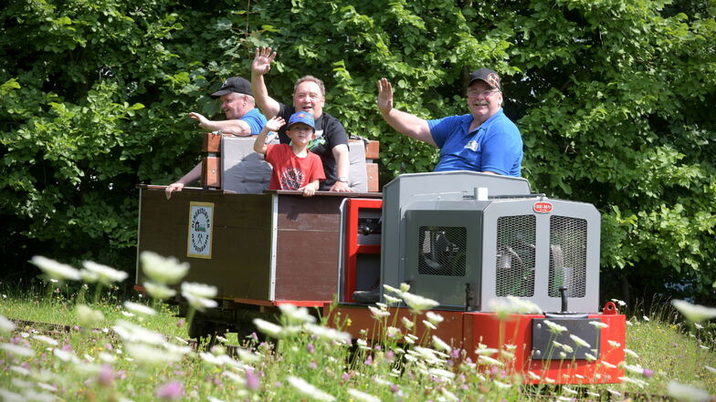 Gern nutzten die Besucher am Sonntag am Olbersdorfer See die Gelegenheit, mit einer Grubenbahn fahren zu können.