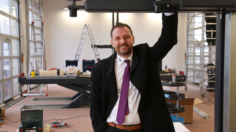 Autohaus-Dresden-Chef Christian Schleicher ist stolz auf seinen neuen Werkstatt-Anbau.