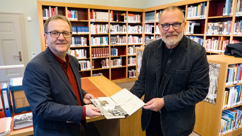 Steffen Menzel (l.), Leiter der Oberlausitzischen Bibliothek der Wissenschaften, nimmt den Nachlass der Görlitzer Schriftstellerin Hannelore Lauerwald von deren Sohn Tom Lauerwald entgegen.