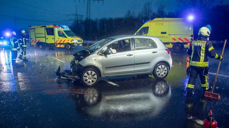 Auf der S156 bei Putzkau hat es am Dienstagabend einen schweren Unfall gegeben. Drei Menschen kamen ins Krankenhaus, zwei Pkws wurden stark beschädigt.