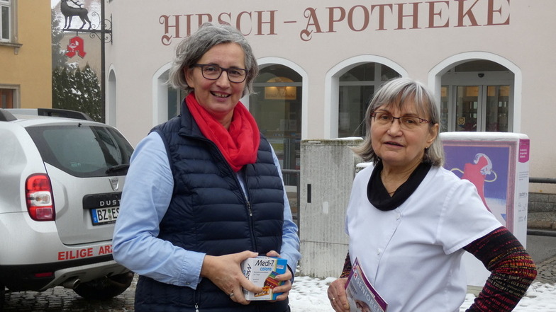 Heike Handtusch-Rieck (l.) übernimmt die Weißenberger Hirsch-Apotheke zum 1. Februar 2023 von Evelyn Schaffrath.