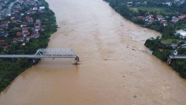 In der vietnamesischen Provinz Phu Tho ist eine Brücke eingestürzt.