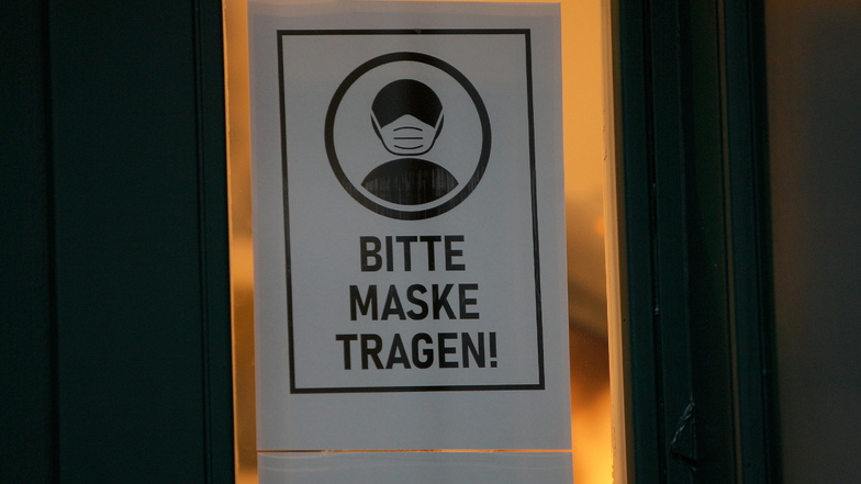 Bis zu ihrem Sitzplatz müssen Gemeinderäte und Besucher zur Ratssitzung in Nieschütz einen Mund-Nasen-Schutz tragen, während der Sitzung aber nicht.