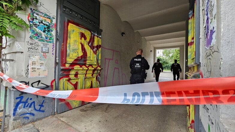 Nach Störaktionen an mehreren Flughäfen in Deutschland durchsucht die Polizei Wohnungen von Mitgliedern der Klimagruppe Letzte Generation - so wie hier in Leipzig.