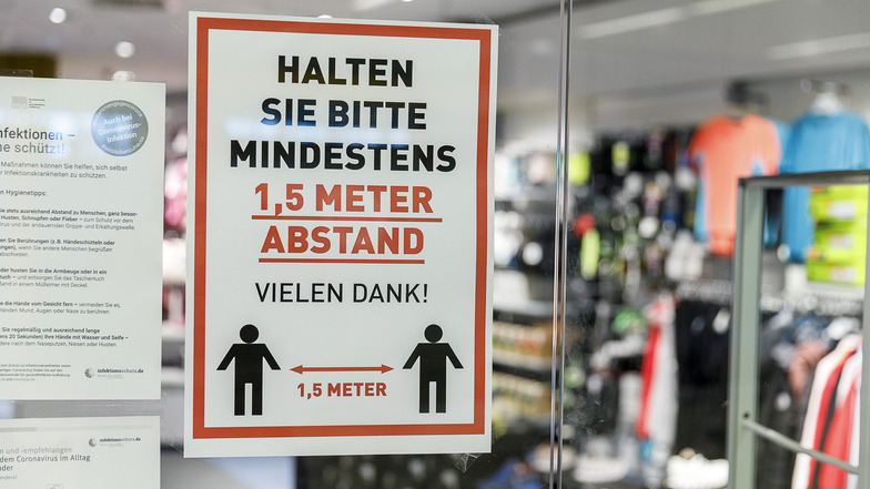 Viele Geschäfte wie hier in Görlitz bitten weiter um die Einhaltung der Abstandsregeln.
