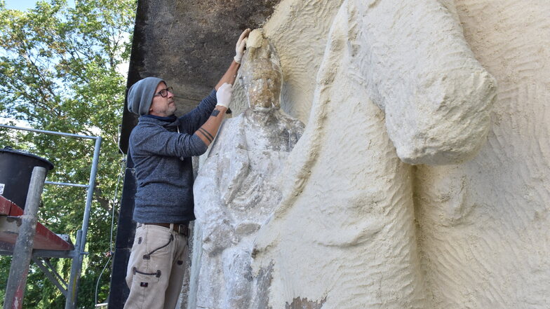 Steinrestaurator Heiko Gerloff packt das Relief von König Albert am Windbergdenkmal mit Kompressen ein, um es so zu entsalzen. Dafür muss es zwei Wochen trocknen.