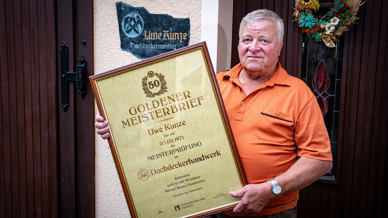 Der Dachdeckermeister Uwe Kunze aus Leisnig hat kürzlich den „Goldenen Meisterbrief“ bekommen. Er hat vor 50 Jahren seine Prüfung abgelegt.