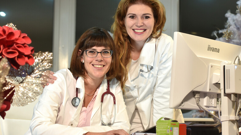 Dr. Martina Paul (links) gehört seit Januar mit zum Ärzteteam des MVZ von Dr. Katarina Varga (rechts) in Seifhennersdorf, dass auch Arztpraxen in Großschönau und Leutersdorf hat. 