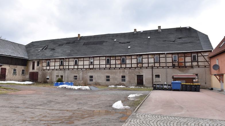 Dieses Wohnstallgebäude mitten in Hennersdorf steht derzeit leer. Jetzt will es die Agrargenossenschaft zu einem Wohnhaus mit Dorfladen umbauen.
