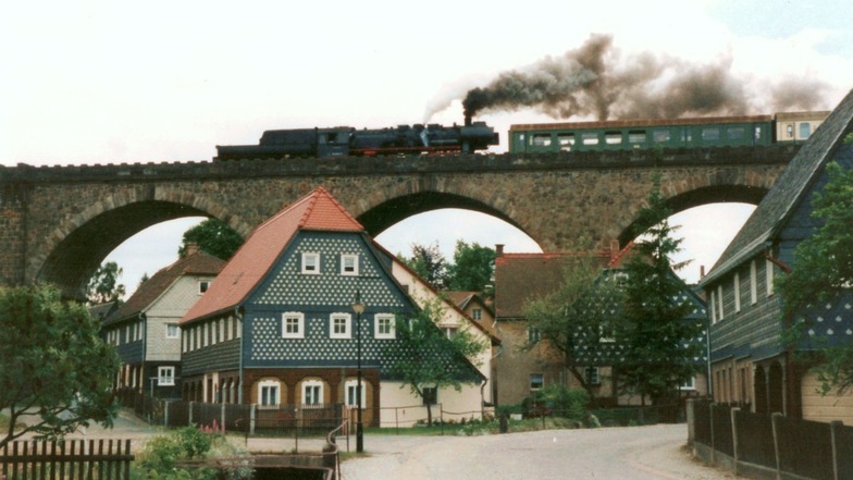 Ein Zug fährt über's Obercunnersdorfer Viadukt - das gehörte früher zum Ortsbild, heute haben solche Motive historischen Wert.