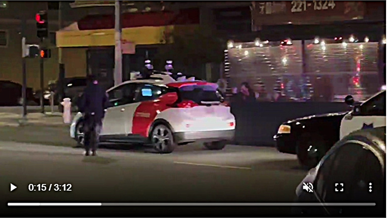 Kein Licht: US-Polizisten versuchen Roboterauto zu stoppen