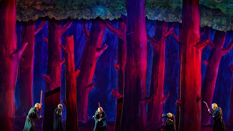 Die Gallier hirschen durch den gemalten Eichenwald.