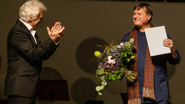 Rektor Axel Köhler gratuliert Christian Thielemann zu seinem neuen Job.