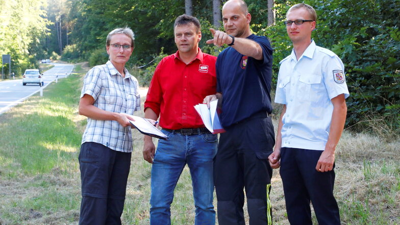Frank Liebich (rotes Hemd) vor einigen Jahren bei der Absprache mit Feuerwehr und Stadtverwaltung für das Lückendorfer Bergrennen.
