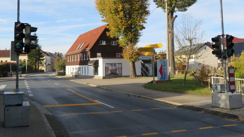 Eine Fußgängerampel steht bis zum 20. November auf der Radeberger Straße in Großröhrsdorf kurz vor dem Abzweig zur Stolpener Straße.