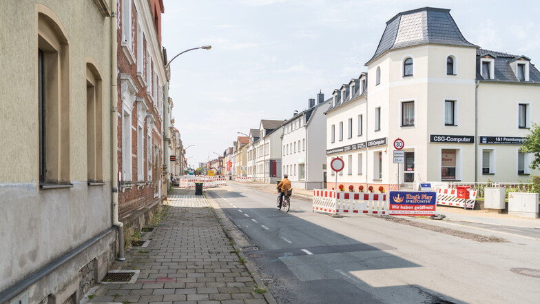 So sah es Mitte Juli an der Langen Straße aus. Rechts im Bild deutet sich der Kreuzungsbereich mit der Straße Am Gucklitz an – der bald auch gesperrt sein wird.