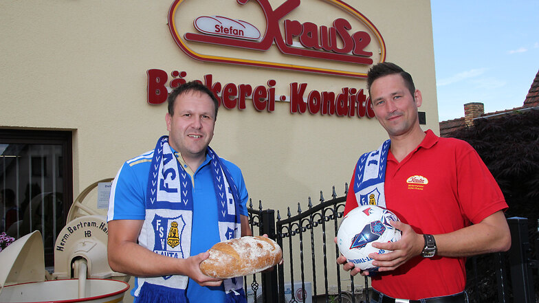 Bäckerei unterstützt Fußballer in Lauta! Stefan Krause (rechts) hat sich entschlossen, die vorübergehende Mehrwertsteuer-Ersparnis nicht an die Kunden, sondern an Vereine und Einrichtungen zu spenden.