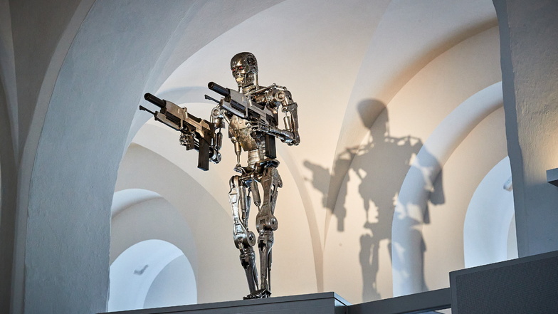 Kommt er in Frieden? Kampfroboter „Terminator“ – hier in einer Schau auf der Festung Königstein – verkörpert in den Science-Fiction-Filmen stets die böse künstliche Intelligenz, die uns bedroht. Dabei stehen Menschen unserem Wunsch nach einer friedlichere