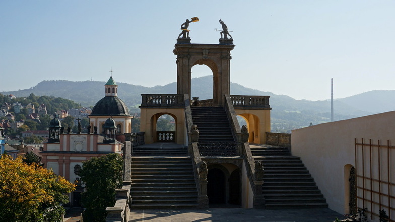 An der Gloriette auf Schloss Decin (Tetschen) werden die letzten Statuen ergänzt.