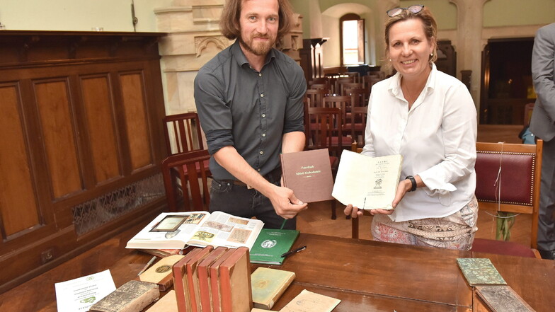 Ministerin steht Pate für Bücherschatz auf Schloss Kuckuckstein