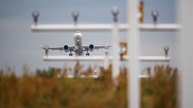 Ein Flugzeug startet am Flughafen Berlin Brandenburg (BER). Die Gesellschaft Norse bietet von dort drei Direktverbindungen in die USA an.