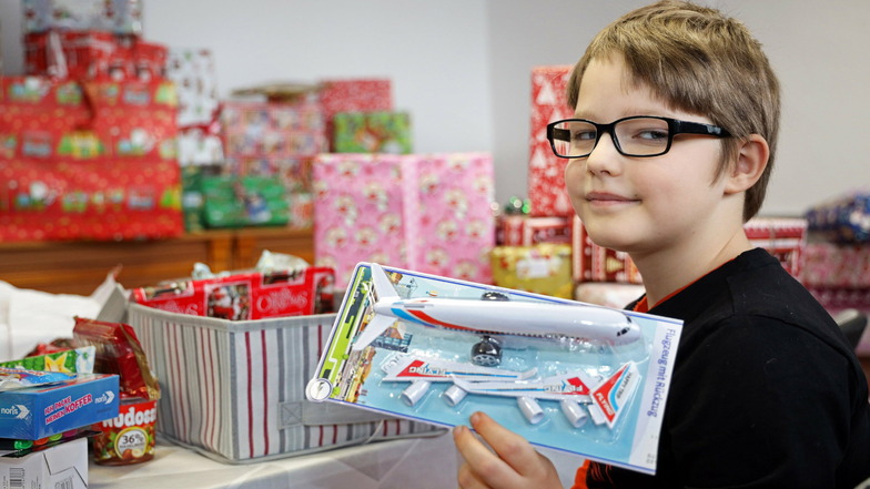 Der achtjährige Stenley durfte schon vor dem 2. Advent sein Päckchen öffnen.