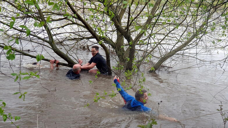 Dramatische Aktion am Mittwochnachmittag in der Elbe in Pirna. Bei Hochwasser ziehen Rettungskräfte einen 83-Jährigen an Land.