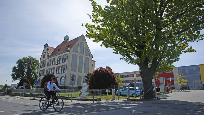 Immer mehr Schüler wollen aufs Großröhrsdorfer Gymnasium. Deshalb wird bis Schuljahresende erweitert - mit Containern.