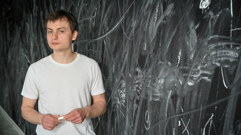 Vladimir Chernyshev liebt die Natur und gestaltete im Dresdner Kunstverein mit Schulkreide eine schwarze Tafel.