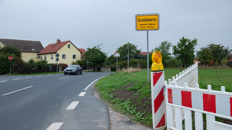 Die Ortsverbindung Ermendorf in Richtung Großdobritz wird endlich instand gesetzt. Eine Wülknitzer Firma erhielt den Auftrag.