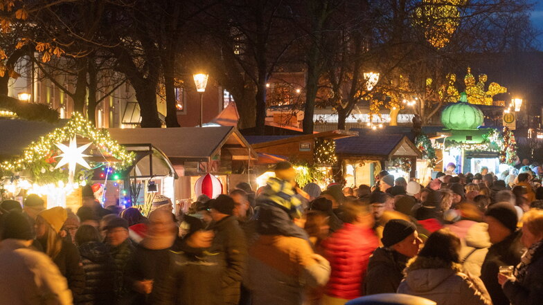 Zahlreiche Menschen konnten 2022 nach zwei Jahren Pause wieder an drei Adventswochenenden auf den Radebeuler Weihnachtsmarkt strömen. Zur Vorfreude auf die Festtage gehört Musik. Diese spielt auf dem Kirchplatz und in der Mitte des Dorfangers.