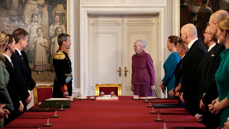 Königin Margrethe II. von Dänemark überlässt ihrem Sohn, dem dänischen König Frederik X., den Platz am Kopf des Tisches, nachdem sie die Abdankungserklärung während der Sitzung des Staatsrates unterzeichnet hat.
