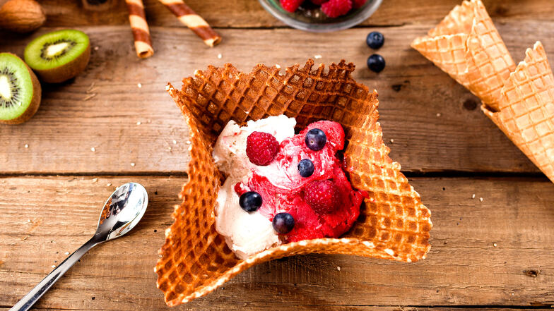 Köstliches Eis mit der Süßes von Früchten kann man immer genießen. Bei Gruners Eis & Café gibt es abwechslungsreiche saisonale Angebote.
