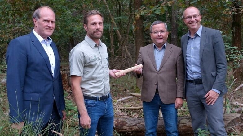 Im Beisein von Umweltminister Wolfram Günther (r.) und Landesforstpräsident Utz Hempfling (l.) übergab Dr. Jürgen Stein (2.v.r.) den Staffelstab an seinen Nachfolger Christian Starke als neuen Leiter mehrerer Naturschutzgebiete.