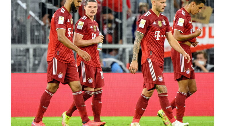 Enttäuschte Münchner schleichen nach der ersten Pflichtspielpleite unter Trainer Julian Nagelsmann vom Platz.