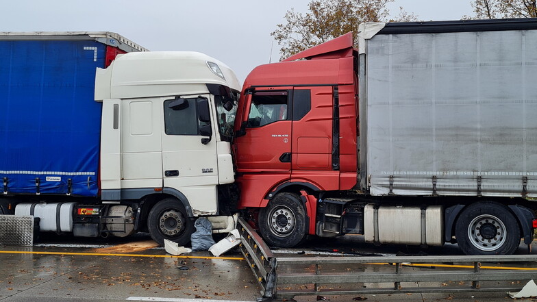 Zwei Lastwagen sind auf der A14 bei Döbeln frontal kollidiert. Die A14 ist seit dem Morgen in beide Richtungen gesperrt.