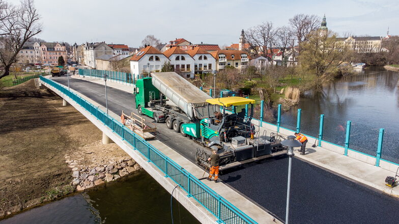 Am Freitag wurde die letzte Asphaltschicht auf die Brücke Schillerstraße aufgebracht. Bis zur Eröffnung im Mai sind nur noch Restarbeiten zu erledigen.