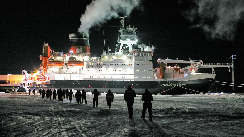 Zwei Wochen später als geplant ist in der Zentralarktis ein Versorgungsschiff zum Forschungsschiff "Polarstern" vorgedrungen. Mannschaft und Fracht werden nun ausgetauscht.