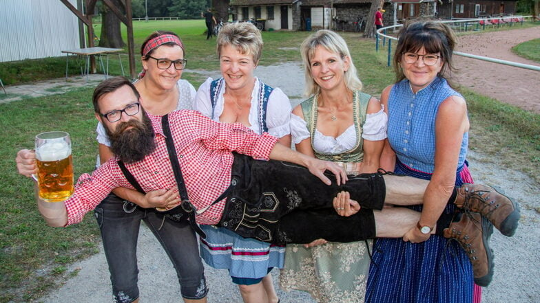 Sie sind schon in Oktoberfest-Stimmung, die Klub-Mitglieder Mandy Timmig, Kerstin Kiese, Uta Waschnick und Ute Rustler. Sie  haben René Kieschnick im Griff.
Gemeinsam organisieren sie die Mücksche Wies’n.