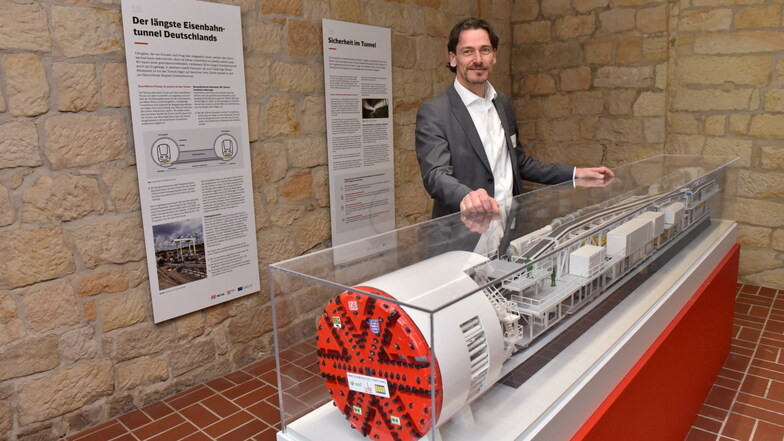 Neubaustrecken-Projektleiter Kay Müller am Modell einer Tunnelbohrmaschine: Allein zehn bis zwölf Jahre Bauzeit für den Tunnel.