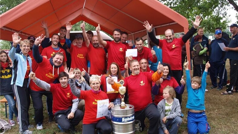 Die Sieger des Drachenbootrennens kamen in diesem Jahr mit der „Roten Rakete“ vom Fitnessclub aus Niesky. Sie hatten schon im Vorjahr das oberste Treppchen erklettert.