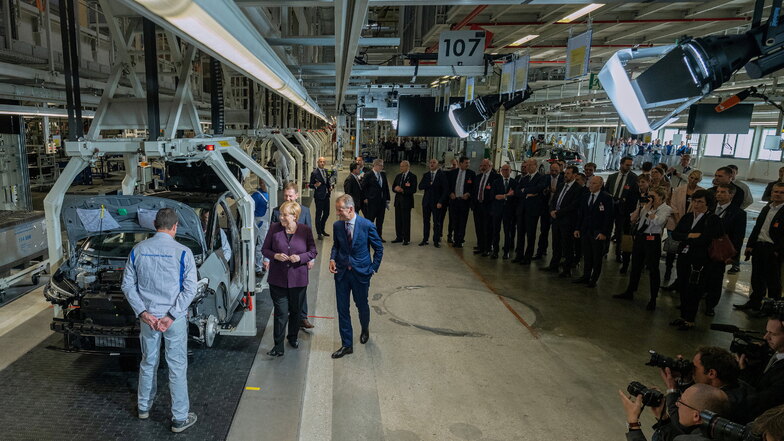 Im VW-Werk in Zwickau traf Diess 2019 auf Bundeskanzlerin Angela Merkel.