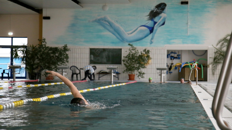 Die Schwimmhalle in Rothenburg ist bei den Nutzern beliebt. Föhne gibt es während der Pandemie aber nicht. Das stößt auf Kritik.
