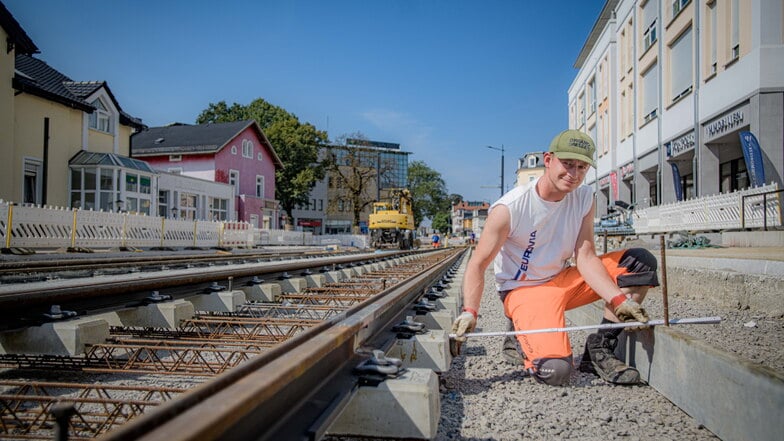 Auf dem zweiten Bauabschnitt der Meißner Straße werden bereits die neuen Gleise verlegt. Max Meinhardt von der Eurovia kontrolliert die Arbeiten. Die Bauarbeiten verlaufen laut Stadt planmäßig.