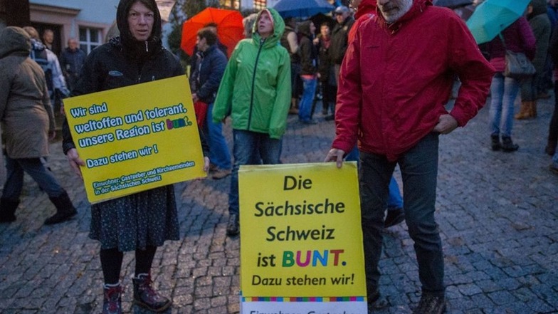 Mitglieder der AG Asyl von Hohnstein werben dafür, dass die Sächsische Schweiz weltoffen und tolerant bleiben soll.