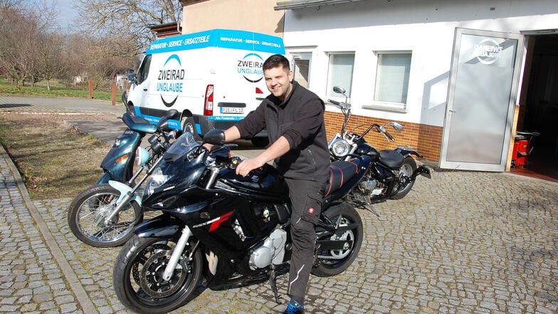 Scharfer Štart in die Selbstständigkeit: Frank Unglaube aus Stauchitz ist seit 1. März sein eigener Chef. Er belebt eine traditionsreiche Motorradwerkstatt in dem Ort neu.