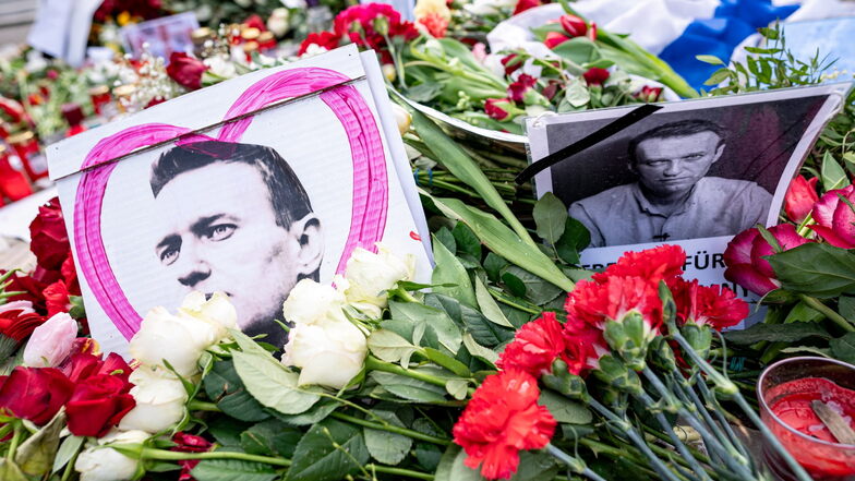 Zahlreiche Blumen und Bilder liegen nach dem Tod Nawalnys vor der russischen Botschaft in Berlin.